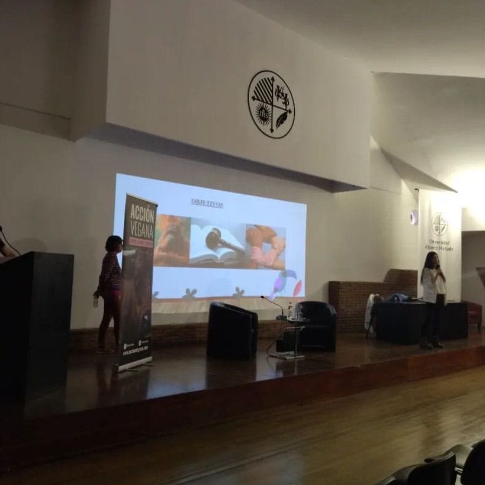 Charla sobre Zoos y del caso de Sandai en el congreso.