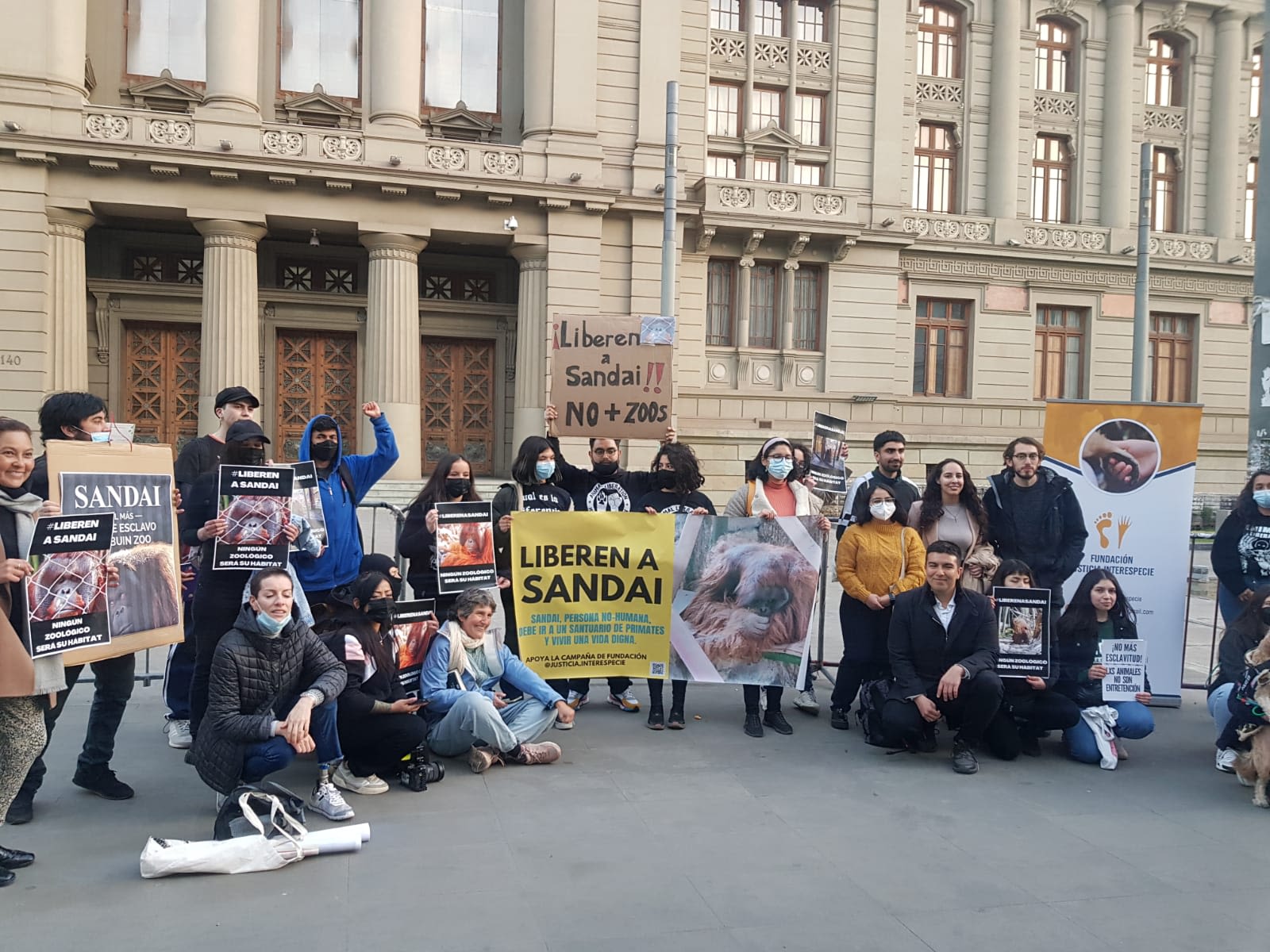Activistas en la calle con carteles que dicen "liberen a Sandai".