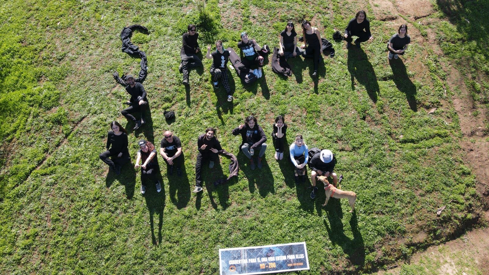 Activistas formando la frase "save Sandai" con sus cuerpos.